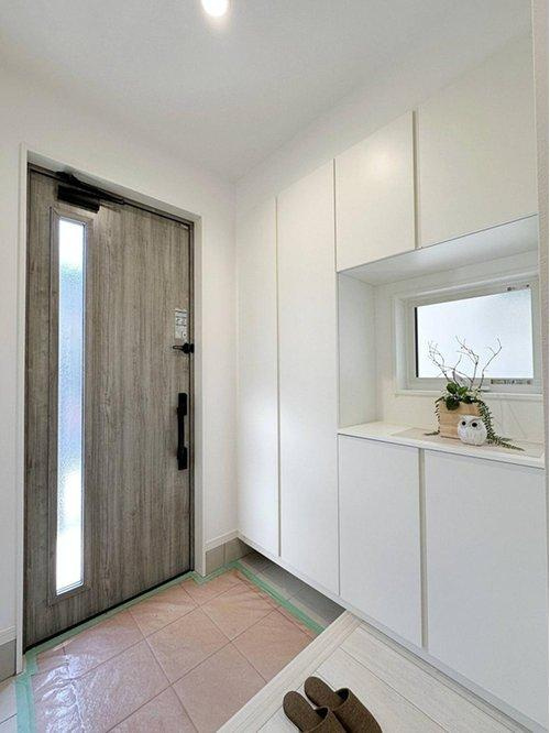 井口4丁目 【残り3邸】の玄関|(2号棟)大容量のシューズボックス☆
靴をたくさん収納することができ、玄関ドアはスマートキー対応となっています。