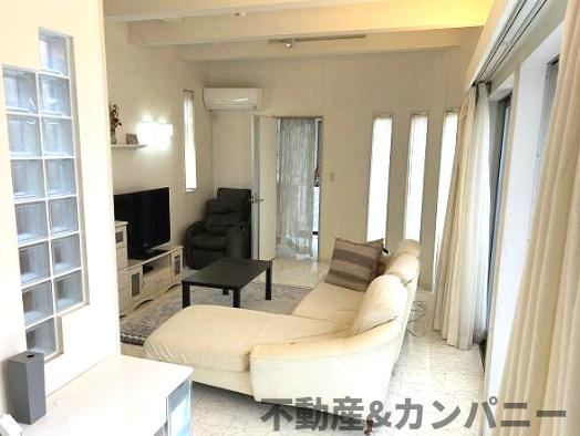 星岡三丁目中古戸建の居間・リビング|こちらのリビングで趣味の時間をお楽しみください