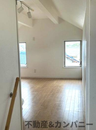 星岡三丁目中古戸建の洋室|明るい洋室です