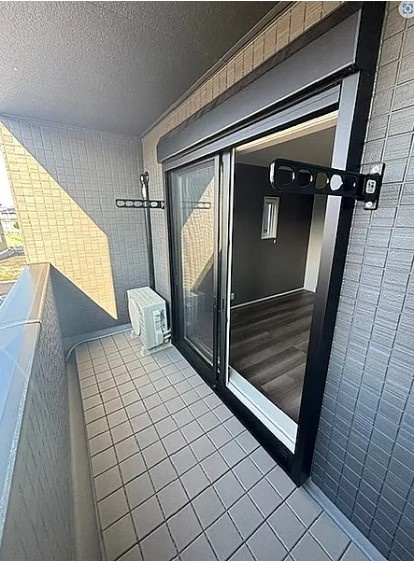 和歌山市　満屋　中古戸建のバルコニー|インナーバルコニー。急な雨でも洗濯物が濡れません。天気のいい日は、朝食やお茶や読書を楽しむこともできます。お酒を飲みながら、星を眺めたり素敵な時間を過ごせます。