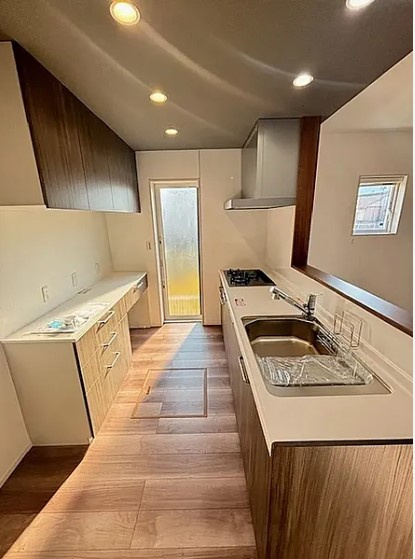 和歌山市　満屋　中古戸建のキッチン|下がり天井があり、お洒落なキッチンスペース。
