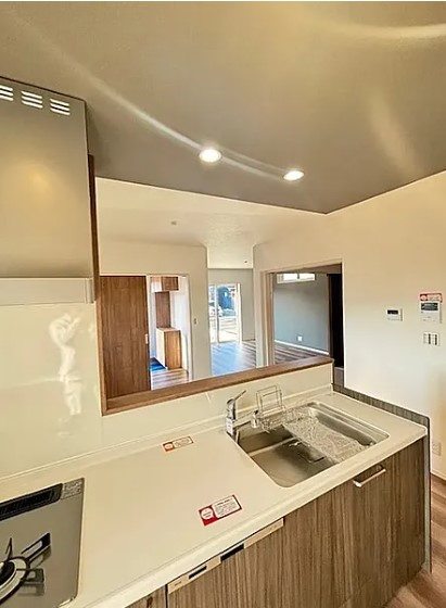 和歌山市　満屋　中古戸建のキッチン|キッチン側からリビングを見たお写真です。