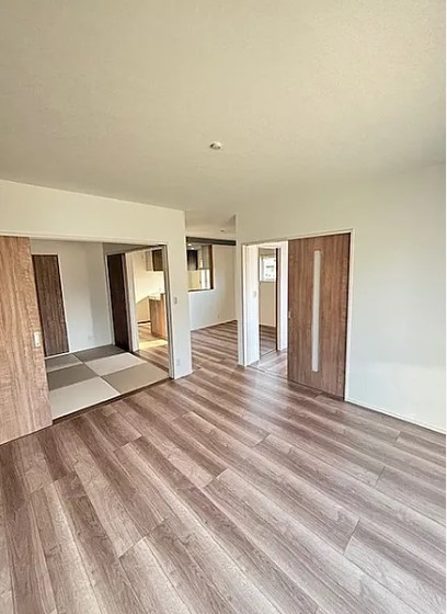 和歌山市　満屋　中古戸建の居間・リビング|和室と繋がった広々とした空間と優しい色調の床でリラックス。