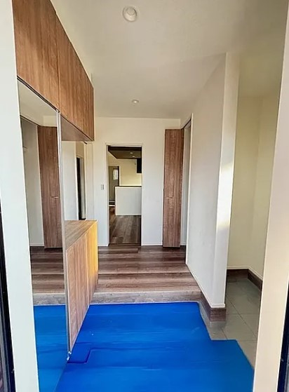 和歌山市　満屋　中古戸建の玄関|玄関。右手にシューズクロークがあり、ホールの奥にもクローゼットがあります。