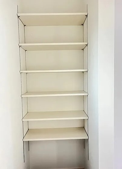 和歌山市　満屋　中古戸建の収納|シューズクローク。いつの間にか増えてしまう靴もスッキリ収納できます。掃除道具やベビーカー、アウトドア用品スポーツの道具も収納できて玄関周りを広く使うことができます。