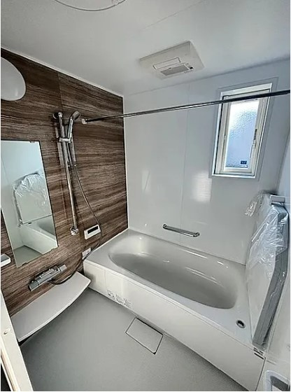 和歌山市　満屋　中古戸建の浴室|浴室暖房乾燥機。浴室内を、冬は暖めることができ夏は涼しくすることができるため入浴時に快適に過ごせます。カビの発生を防ぐ効果あり。雨の日も気にせず、お洗濯も可能。