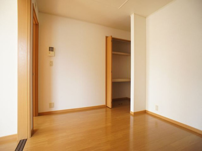 【子供部屋】 | アニメート・ヴィラE | 室内物干しがあります。