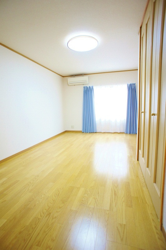 穴井アパート【キャッシュバック対象物件】の洋室|明るい洋室です