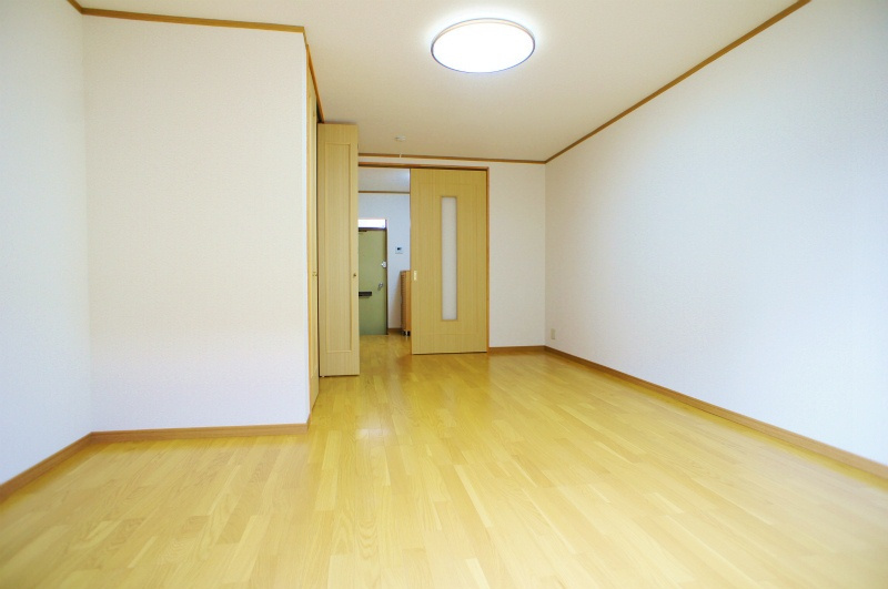 穴井アパート【キャッシュバック対象物件】の居間・リビング|使いやすい居間です