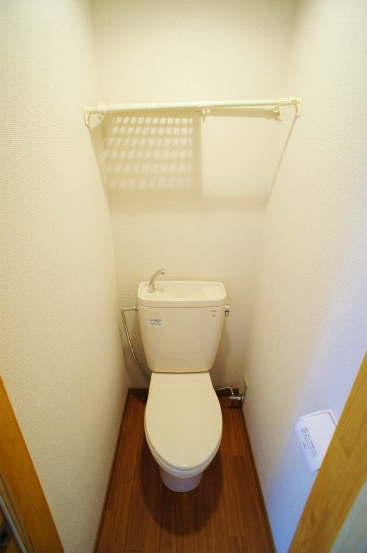 穴井アパート【キャッシュバック対象物件】のトイレ|コンパクトで使いやすいトイレです
