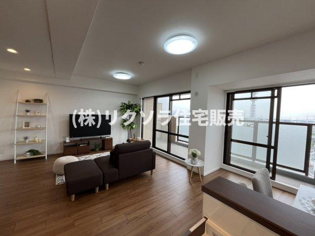 ファミール寝屋川パークサイドの居間・リビング|LDK18.0帖
■物件内覧・資金計画相談・住宅ローン相談、リフォーム相談、お問合せ受付中■
※当日・翌日のご内覧、ご相談はお電話でのお問合せがスムーズです！