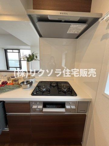 ファミール寝屋川パークサイドのキッチン|ビルトイン三口コンロ
■物件内覧・資金計画相談・住宅ローン相談、リフォーム相談、お問合せ受付中■
※当日・翌日のご内覧、ご相談はお電話でのお問合せがスムーズです！