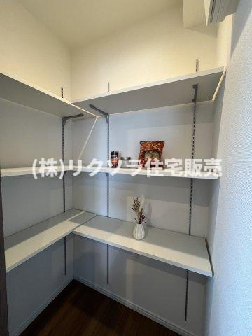 ファミール寝屋川パークサイドの収納|キッチン裏パントリー
■物件内覧・資金計画相談・住宅ローン相談、リフォーム相談、お問合せ受付中■
※当日・翌日のご内覧、ご相談はお電話でのお問合せがスムーズです！