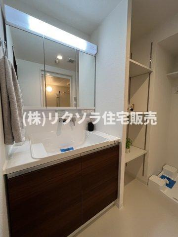 ファミール寝屋川パークサイドの独立洗面台|三面鏡付き独立洗面台
■物件内覧・資金計画相談・住宅ローン相談、リフォーム相談、お問合せ受付中■
※当日・翌日のご内覧、ご相談はお電話でのお問合せがスムーズです！