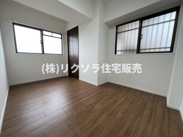 ファミール寝屋川パークサイドの洋室|洋室5.3帖
■物件内覧・資金計画相談・住宅ローン相談、リフォーム相談、お問合せ受付中■
※当日・翌日のご内覧、ご相談はお電話でのお問合せがスムーズです！