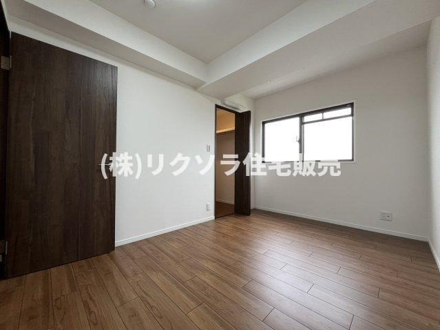 ファミール寝屋川パークサイドの子供部屋|洋室6.0帖　ウォークインクローゼット付き
■物件内覧・資金計画相談・住宅ローン相談、リフォーム相談、お問合せ受付中■
※当日・翌日のご内覧、ご相談はお電話でのお問合せがスムーズです！