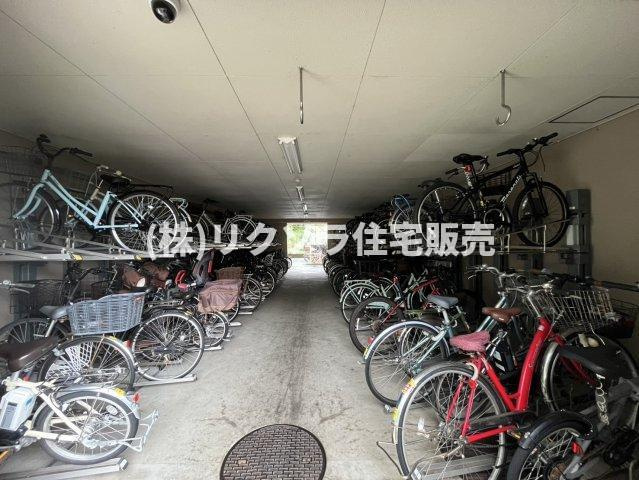 ファミール寝屋川パークサイドの駐輪場|■物件内覧・資金計画相談・住宅ローン相談、リフォーム相談、お問合せ受付中■
※当日・翌日のご内覧、ご相談はお電話でのお問合せがスムーズです！