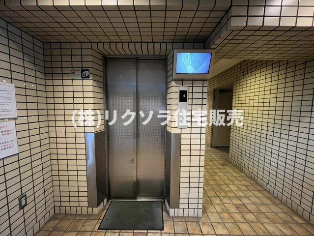 ファミール寝屋川パークサイドのその他共用部分|エレベーター1基　防犯カメラ付き
■物件内覧・資金計画相談・住宅ローン相談、リフォーム相談、お問合せ受付中■
※当日・翌日のご内覧、ご相談はお電話でのお問合せがスムーズです！