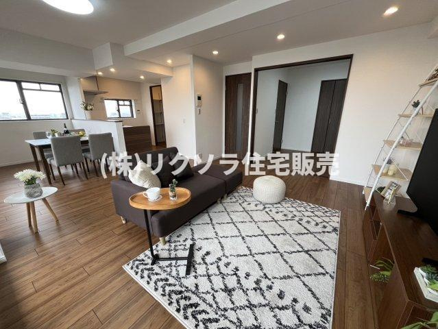 ファミール寝屋川パークサイドの居間・リビング|LDK18.0帖
■物件内覧・資金計画相談・住宅ローン相談、リフォーム相談、お問合せ受付中■
※当日・翌日のご内覧、ご相談はお電話でのお問合せがスムーズです！