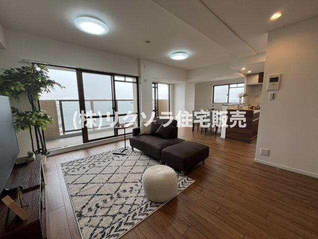 ファミール寝屋川パークサイドの居間・リビング|LDK18.0帖
■物件内覧・資金計画相談・住宅ローン相談、リフォーム相談、お問合せ受付中■
※当日・翌日のご内覧、ご相談はお電話でのお問合せがスムーズです！