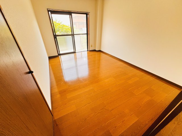 サンシャインハイツの洋室