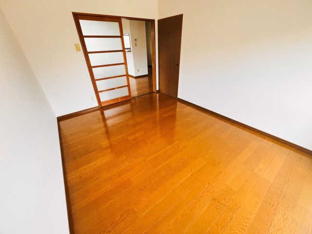 サンシャインハイツの洋室