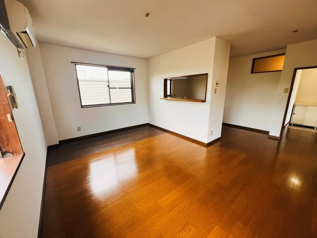 サンシャインハイツの居間・リビング