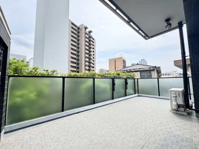 シティタワー前橋千代田町のバルコニー|■当該マンションで最も広いルーフバルコニー付き
　36.42㎡（およそ22帖相当）