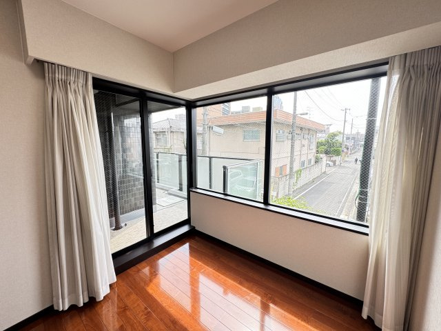 シティタワー前橋千代田町の洋室|■5.4帖洋室（南西角部屋）バルコニーへ出られます