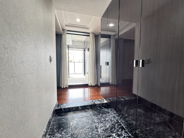 シティタワー前橋千代田町の玄関|■玄関を開けると正面がバルコニーなので明るい気持ちになりますね