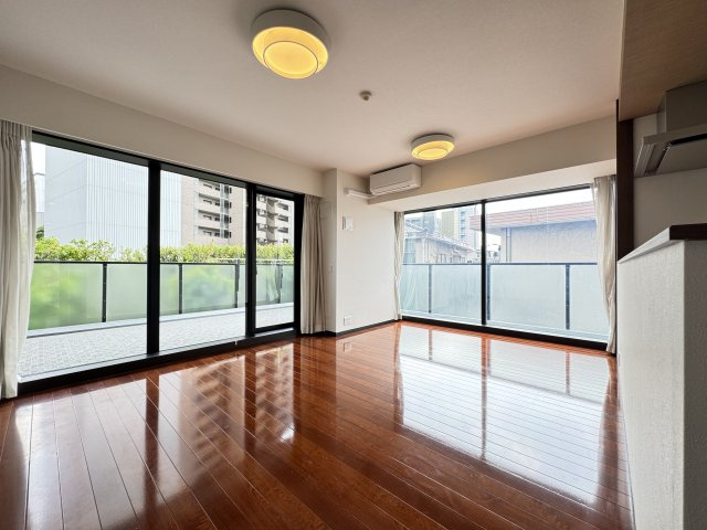 シティタワー前橋千代田町の居間・リビング|■開口の取れた明るいリビングダイニング