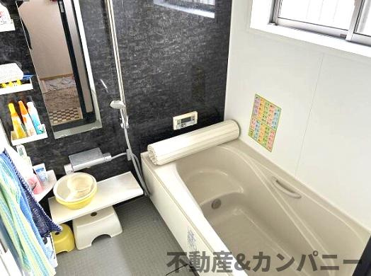 西垣生町中古戸建の浴室|お風呂で日々の疲れを落としましょう