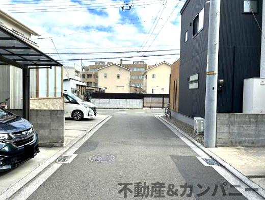 西垣生町中古戸建の前面道路含む現地写真|前面道路含む現地写真です