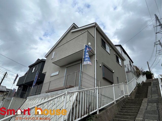 座間市入谷東　新築戸建の外観|外壁が周囲の街並みと青空に生えるお洒落な仕上がり！周囲には高い建物のないエリア。青い空が大きく感じますね。
