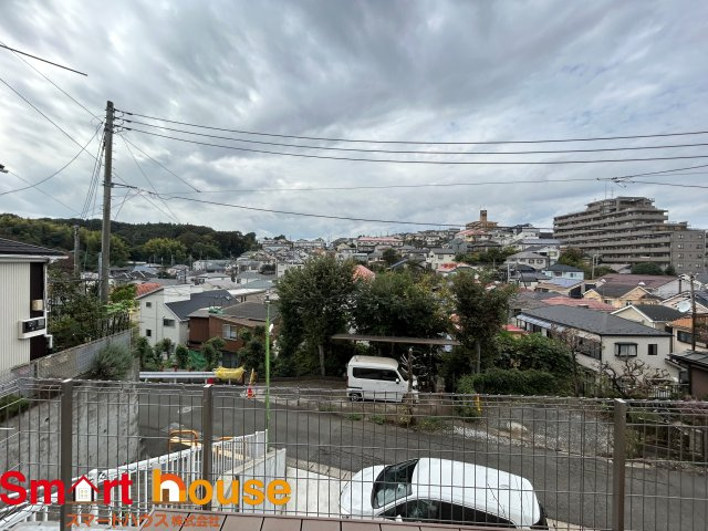 座間市入谷東　新築戸建の前面道路含む現地写真|閑静な住宅地で子育て家族にピッタリ。毎日のお散歩も快適な緑に恵まれたエリアで、自然に包まれた穏やかな暮らしを実現するための、ゆとりある住環境が整っています。緑の潤いを感じながらホッと生活できそう。