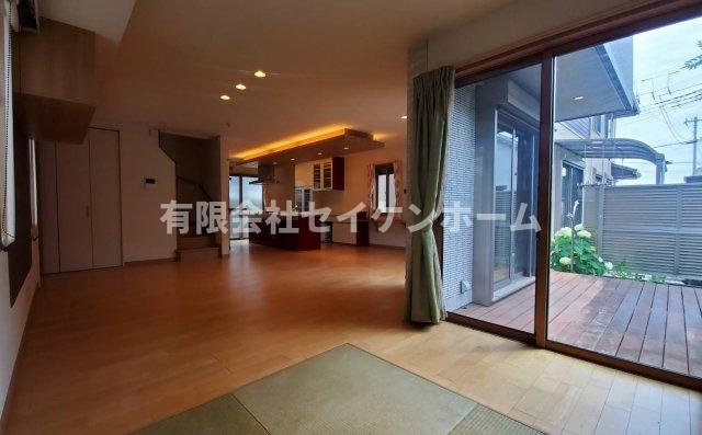 武蔵高萩中古戸建の居間・リビング|こちらの居間で趣味の時間をお楽しみください