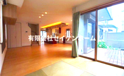 武蔵高萩中古戸建の居間・リビング|こちらの居間で趣味の時間をお楽しみください