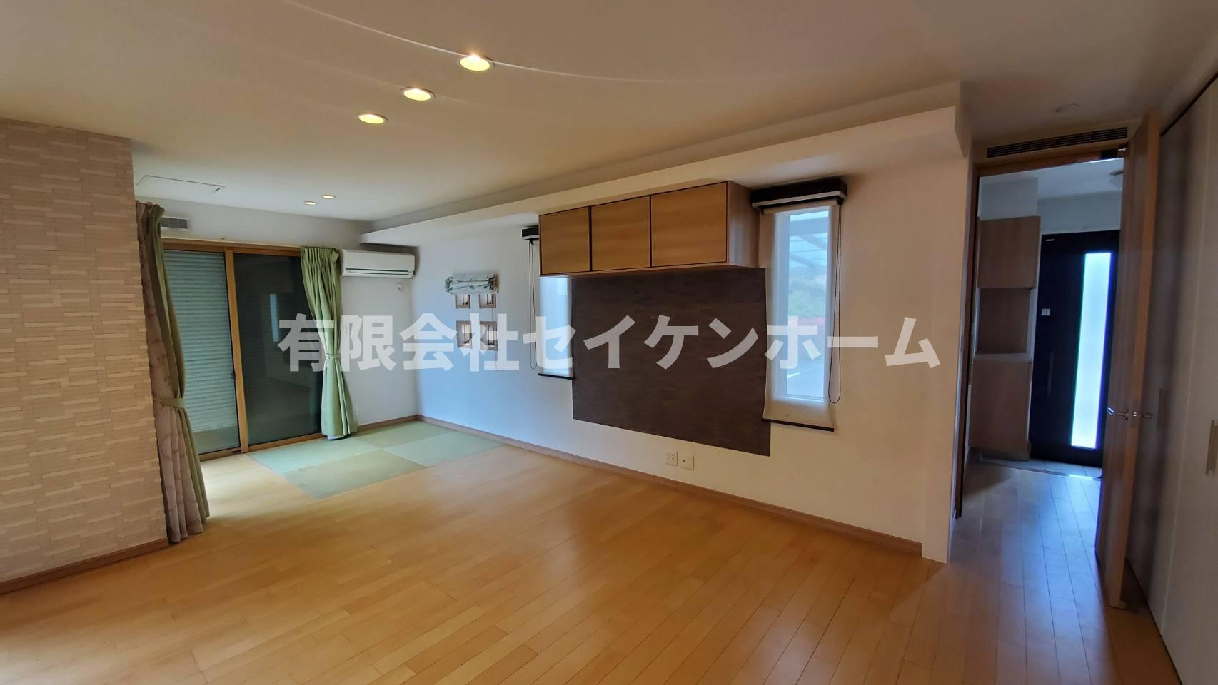 武蔵高萩中古戸建の居間・リビング|ゆったりとしたリビングです