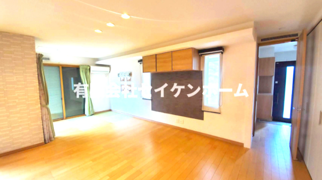 武蔵高萩中古戸建の居間・リビング|ゆったりとしたリビングです
