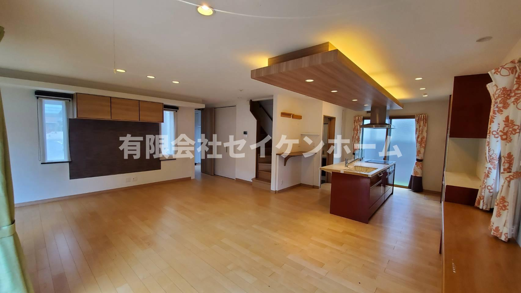 武蔵高萩中古戸建の居間・リビング|こちらの居間で趣味の時間をお楽しみください