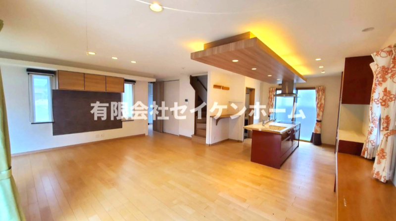 武蔵高萩中古戸建の居間・リビング|こちらの居間で趣味の時間をお楽しみください