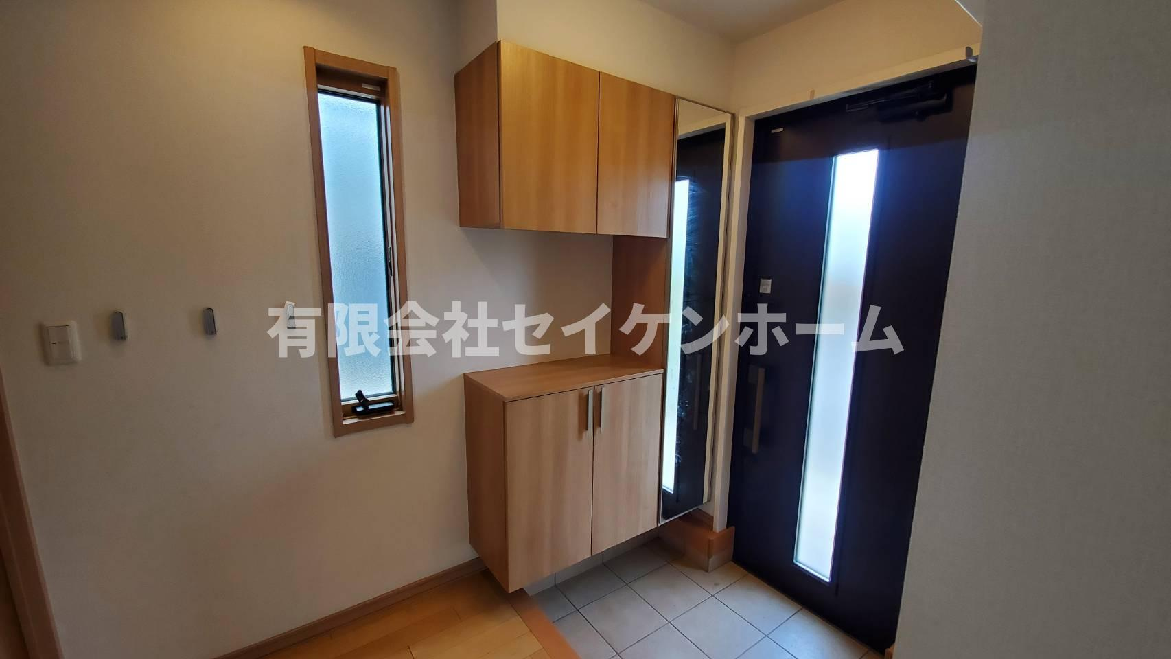 武蔵高萩中古戸建の玄関|明るい玄関です