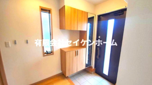 武蔵高萩中古戸建の玄関|明るい玄関です