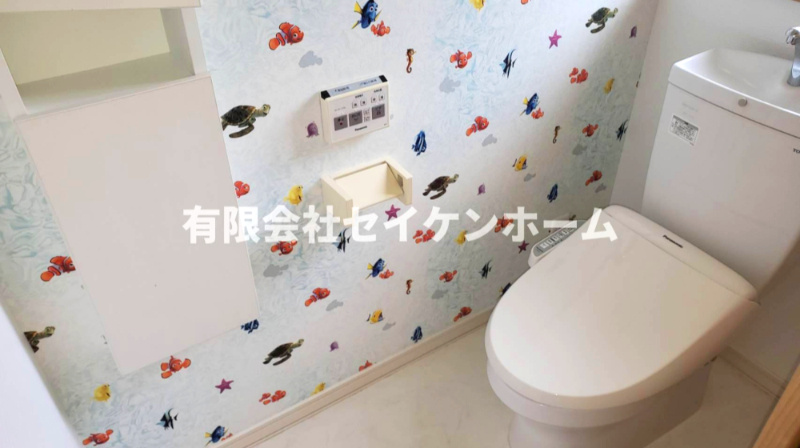 武蔵高萩中古戸建のトイレ|落ち着いた色調のトイレです