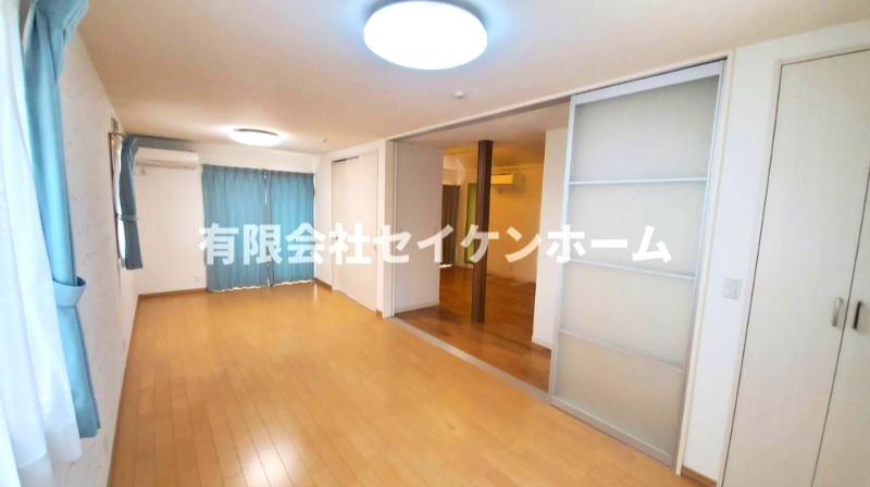 武蔵高萩中古戸建の洋室|明るい洋室です