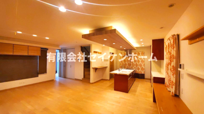 武蔵高萩中古戸建の居間・リビング|おしゃれな居間です