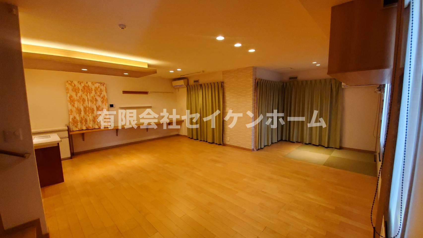 武蔵高萩中古戸建の居間・リビング|ゆったりとした居間です