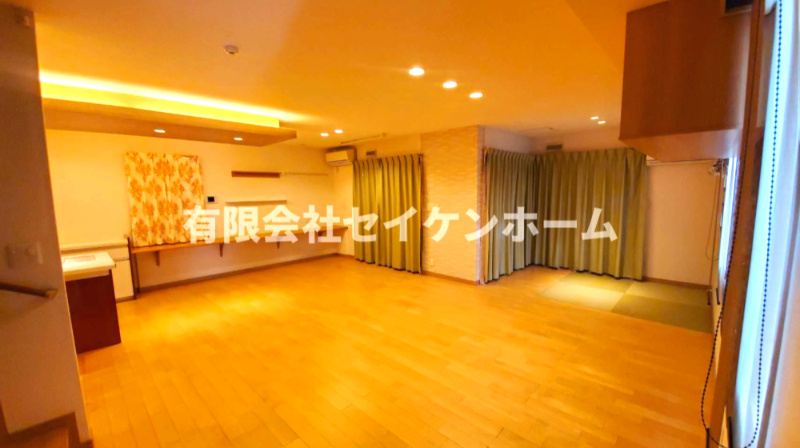 武蔵高萩中古戸建の居間・リビング|ゆったりとした居間です