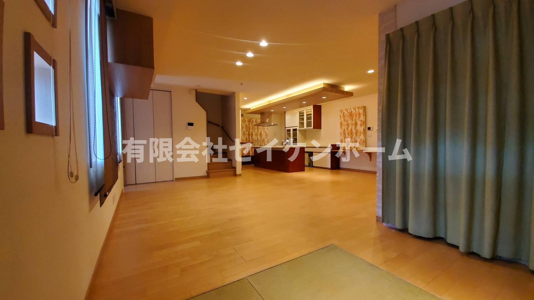 武蔵高萩中古戸建の居間・リビング|こちらの居間で趣味の時間をお楽しみください