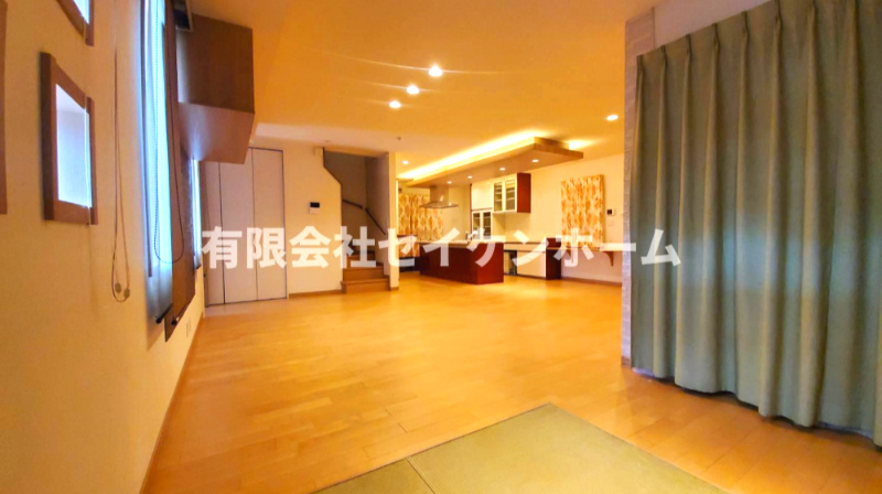 武蔵高萩中古戸建の居間・リビング|こちらの居間で趣味の時間をお楽しみください